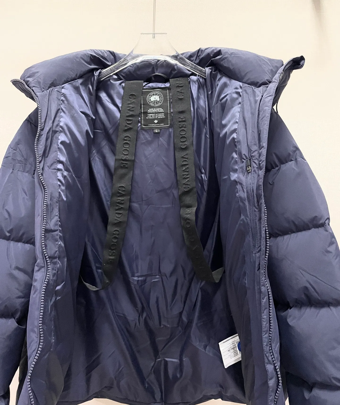 P580 Canada Goose/Canada Goose Double Label Interchangeable Reflective Strip Hooded Down Jacket. Goose has always been recognized as the warmest down jacket. Various Instagram celebrities, Internet celebrities, and celebrities often wear it for street photos. I make Canada Goose every year, but I still can’t get rid of my love for the goose. No matter how cold the weather is, there is no need to be afraid, because there are big geese. Filled with white duck down, Canada Goose is the legendary warmest down jacket, known as a must-have for Arctic outdoor sports! The world's most popular down jacket, major celebrities are rushing to buy it, and it is a must-have for everyone! Same style for men and women. Color: black, navy blue